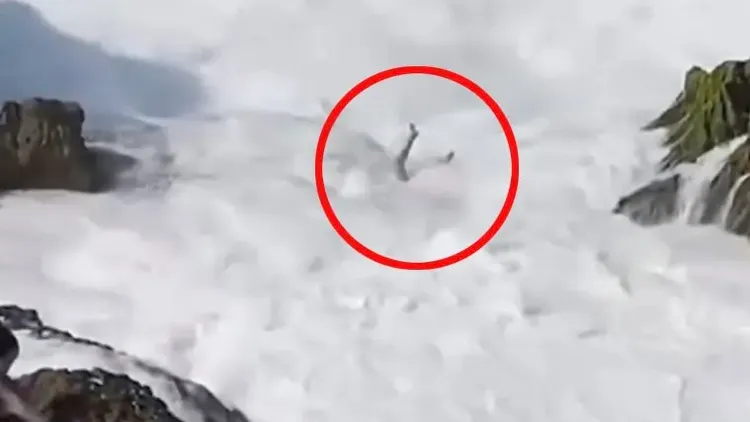 羅尼被浪打到後失去重心。翻攝自《紐約郵報》