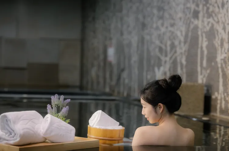 使用2張券即可入住福容淡水漁碼店海景豪華客房，稍離市區就能輕鬆享受黃金美人湯。業者提供