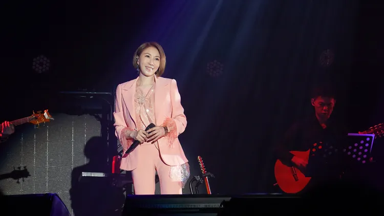 李翊君十分享受與歌迷近距離的互動交流。艾迪昇傳播提供