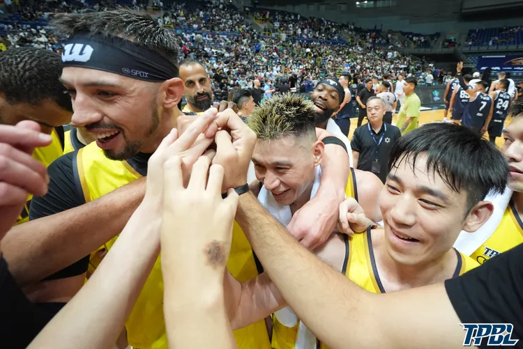 林書豪(中)與隊友慶祝。TPBL