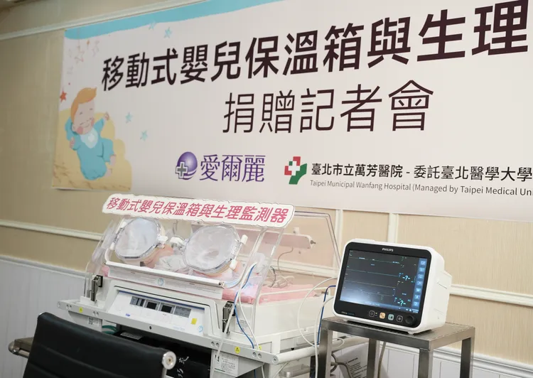 愛爾麗集團捐贈之移動式保溫箱與生理監測器。彭欣偉攝