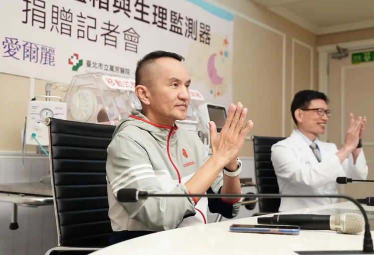 愛爾麗集團常如山董事長捐贈萬芳醫院移動式保溫箱與生理監測器。彭欣偉攝