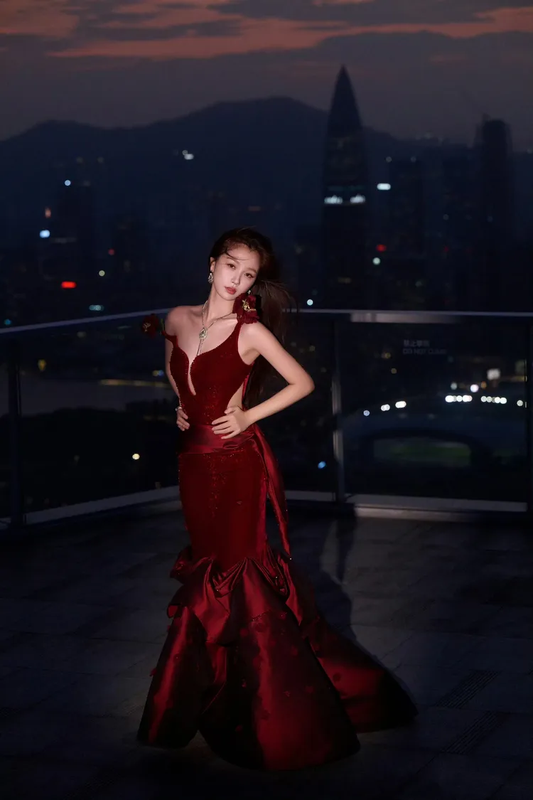 虞書欣選穿中國設計師品牌Laurence Xu訂製禮服。翻攝虞書欣工作室微博