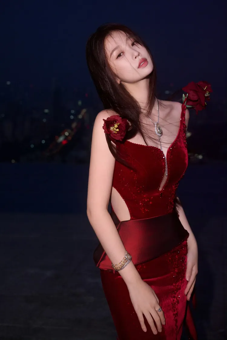 禮服的2朵玫瑰花還綻放在虞書欣肩膀上。翻攝虞書欣工作室微博