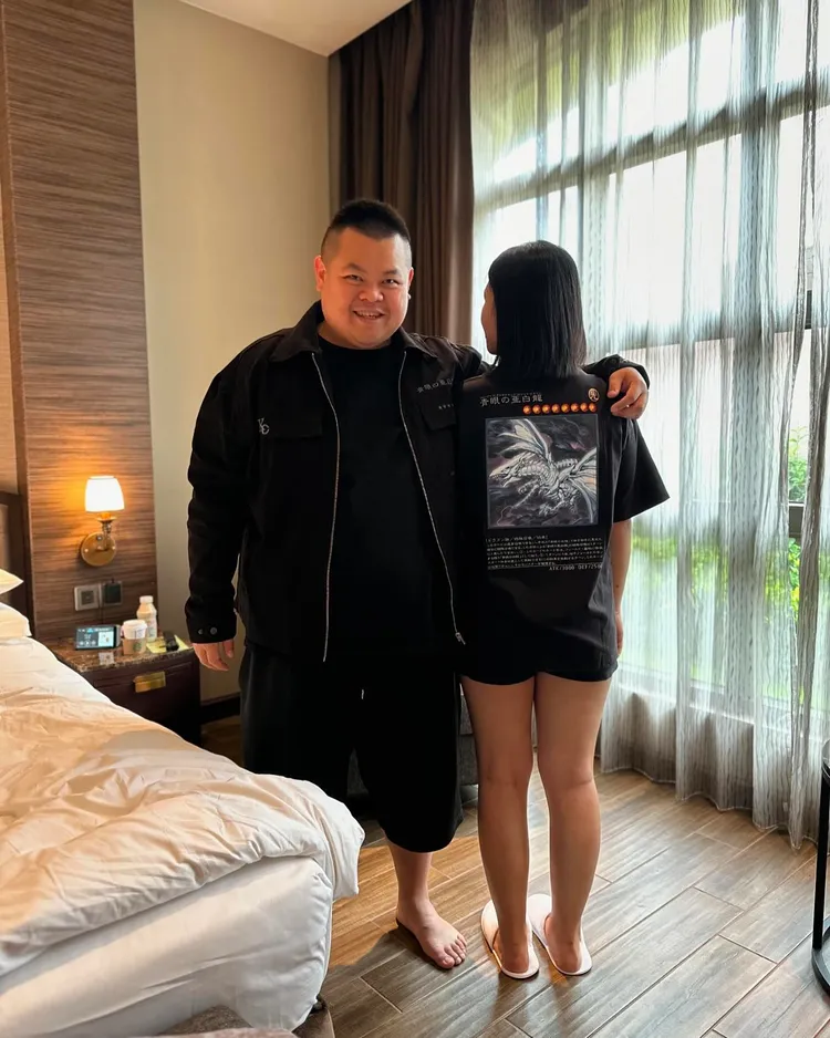 大蛇丸與女友一起出遊，在飯店合影。翻攝大蛇丸的Threads