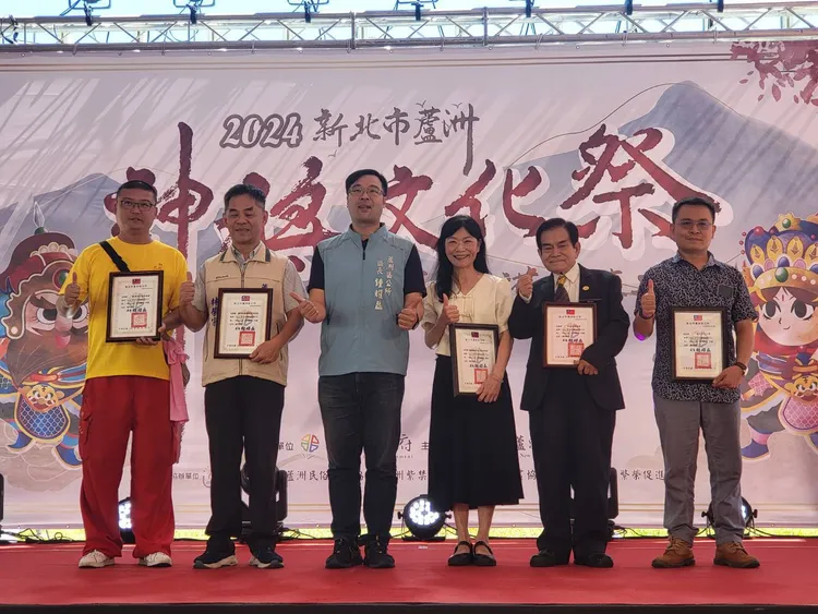 蘆洲區長鍾耀磊(中間者)表示神將文化祭延續了蘆洲百年文化的傳承，還有創新表演與活動設計。公所提供