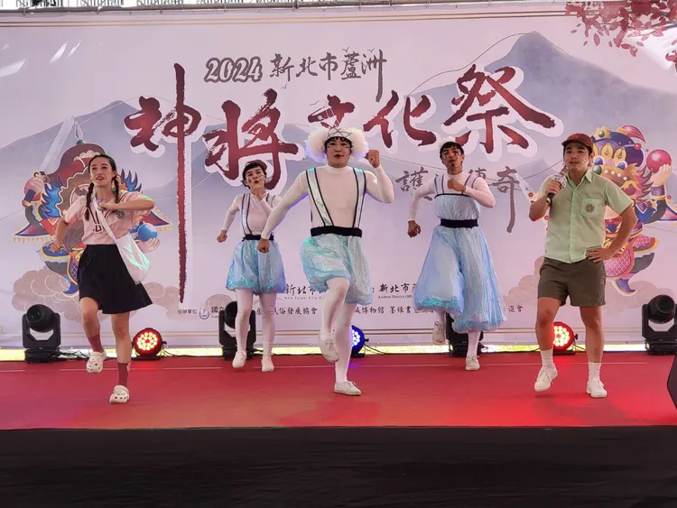 神將文化祭舞台表演吸引親子觀賞。公所提供