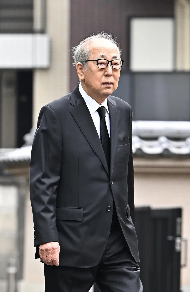 演出《派遣女醫X》的岸部一德出席告別式。翻攝《日刊體育》