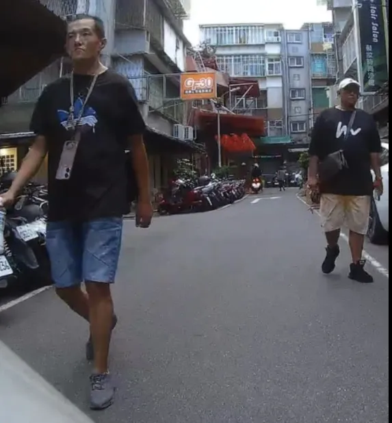 兩名涉嫌用手錶碰瓷詐騙的男子，還在板橋地區活躍，其中一人腳上有刺青。翻攝自我是板橋人臉書社團1