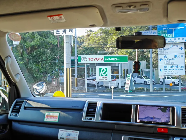 TOYOTA Rent a Car於岡山機場提供免費接駁車，帶租車遊客前往租車據點。田欣雲攝影