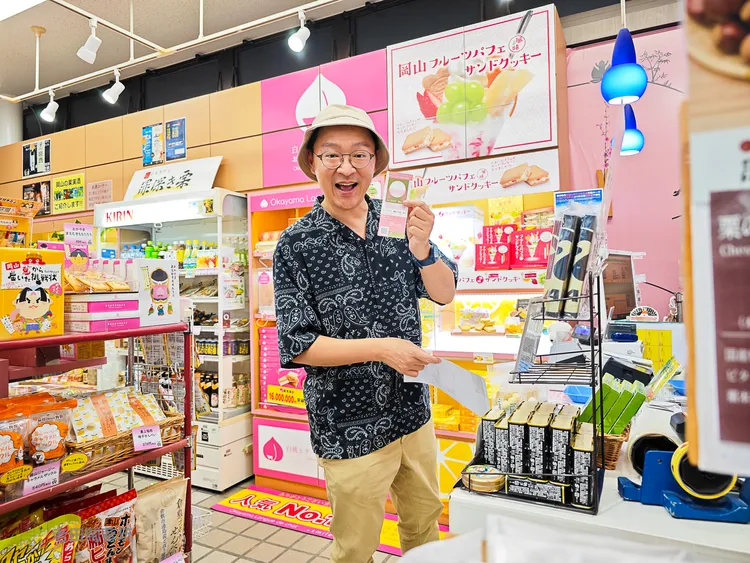 憑岡山樂享周遊券QR CODE，可於岡山機場內的「桃太郎岡山特產館」兌換森林藝術祭鑑賞護照。田欣雲攝影