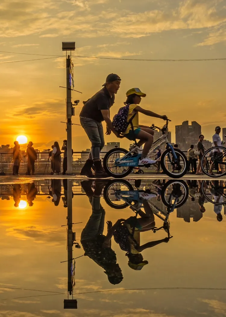 婦幼安全創作比賽攝影組金獎「護持夕陽下」，得獎者張樹山。警方提供