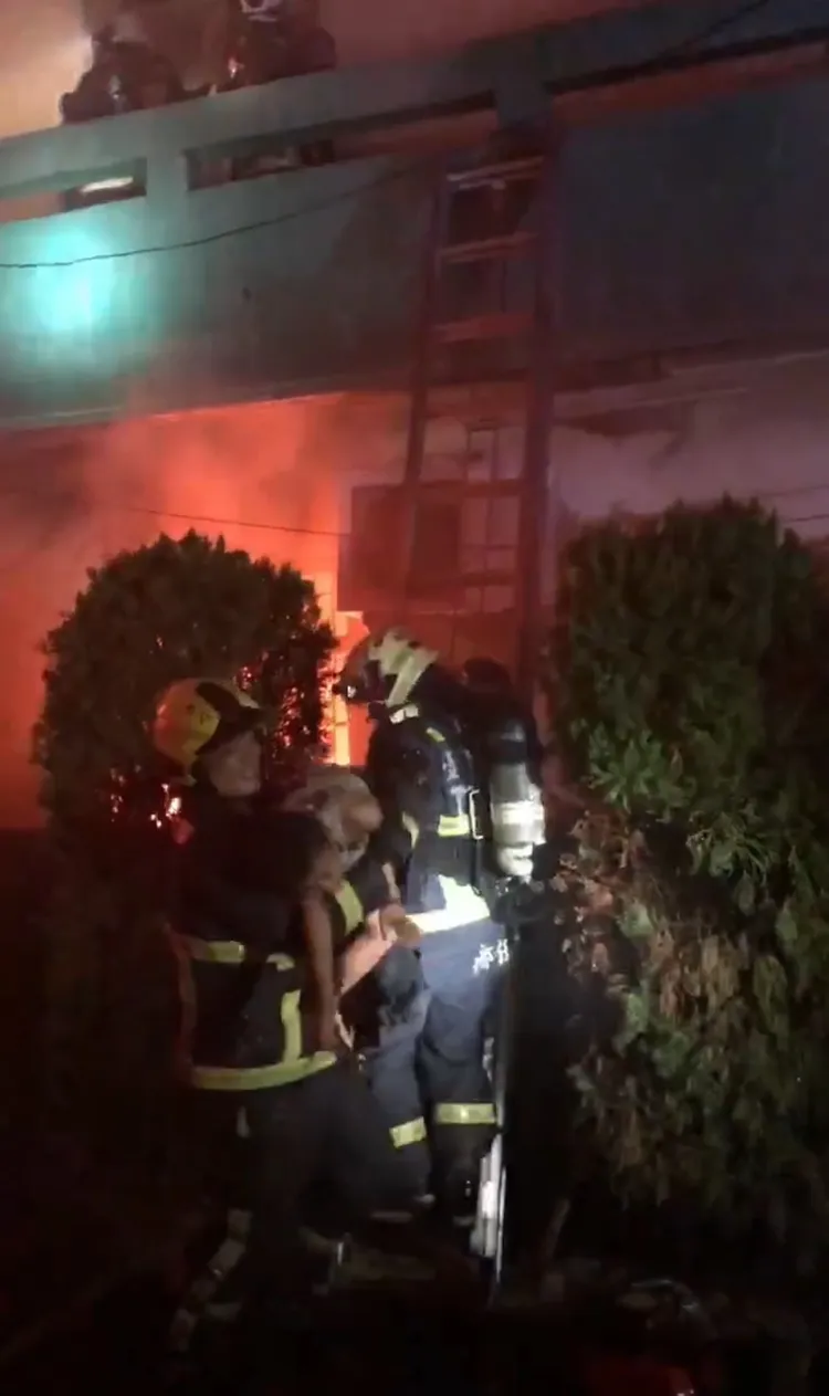 屋主父女遭嗆昏，警消接力救人。讀者提供。