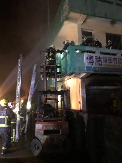 搶救片|台中豐原工廠清晨惡火 一家四口受困2人嗆昏 送醫後救回