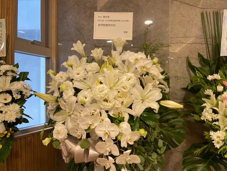 愷樂送花圈。林秭渝攝