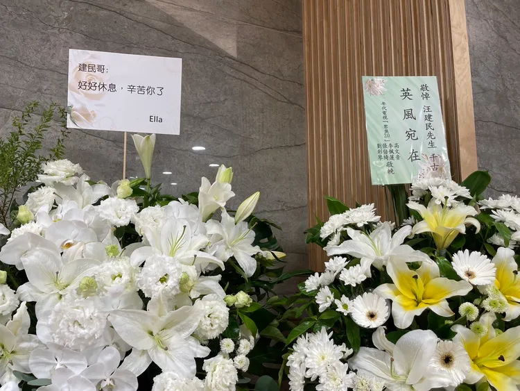 Ella送花圈。林秭渝攝