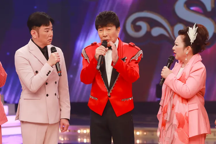 謝雷（中）與白冰冰（右）、陽帆說說唱唱。民視提供