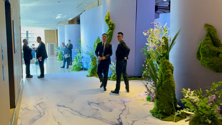 蕭敬騰、Summer世界婚禮以淺灰紫色基調佈置為主。特勤中心攝