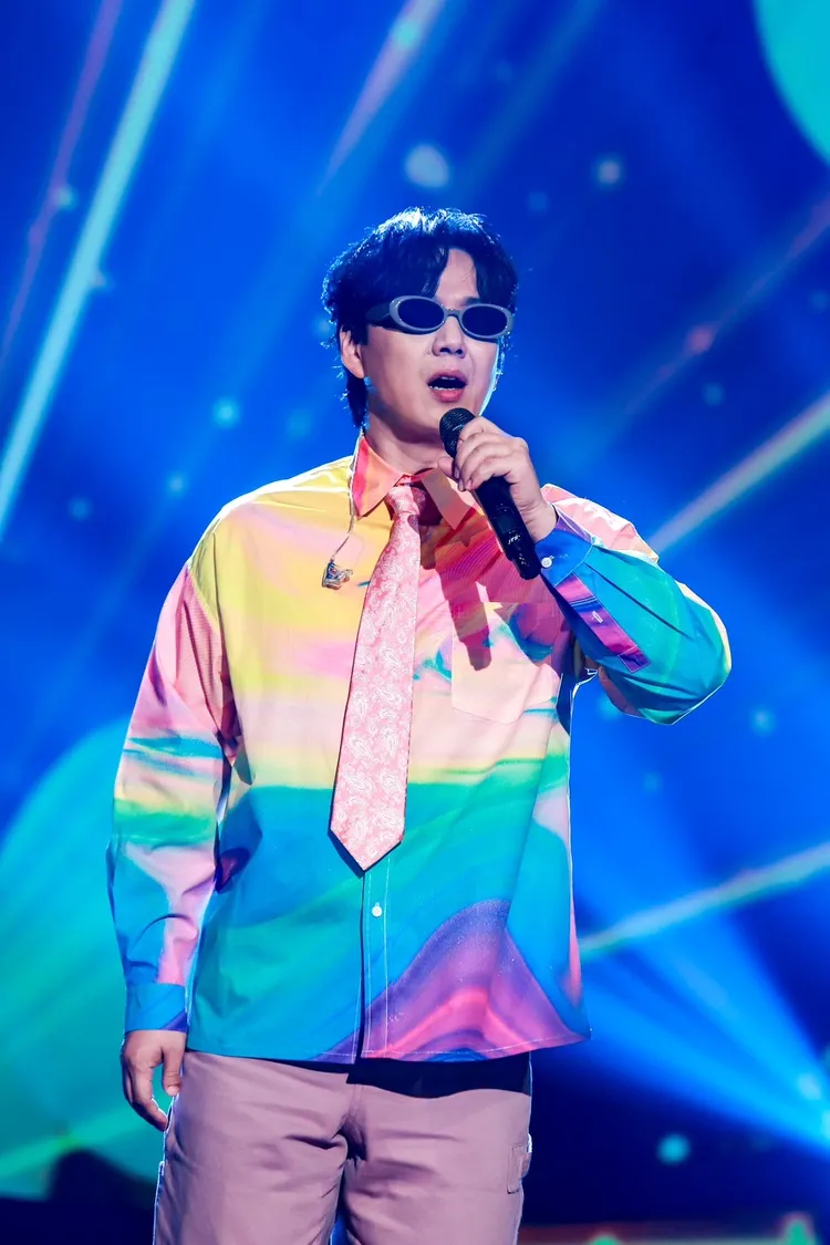 蕭煌奇上節目演唱多首經典歌曲。民視提供