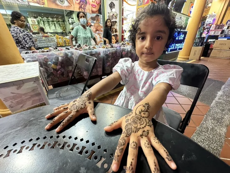 新加坡印度社群民族節慶屠妖節登場，小印度街頭充滿五顏六色的燈飾與飾品，不少印度裔民眾前來逛街，氣氛宛如過新年。 中央社