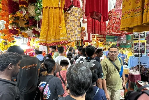 新加坡庆屠妖节寓意光明胜黑暗　小印度万人空巷