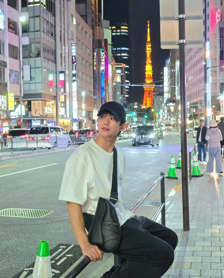 丁海寅穿著簡約白色T恤呈現超強男友感。翻攝丁海寅IG