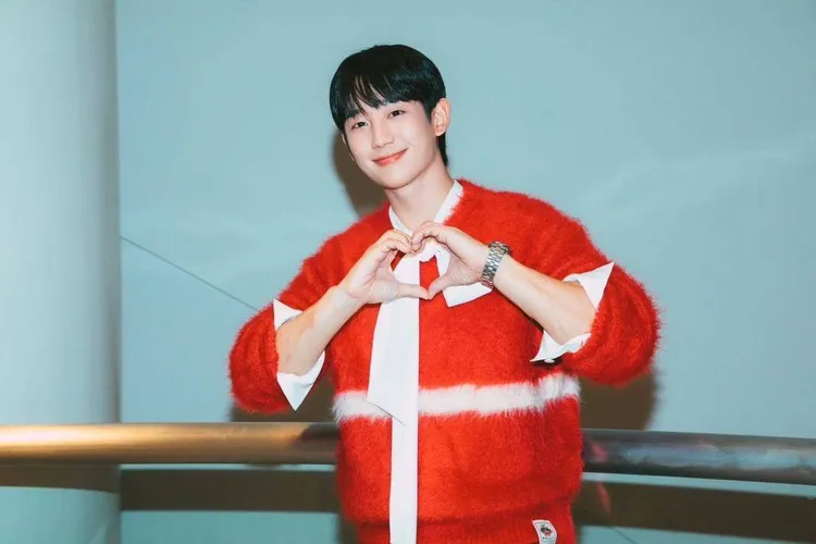 丁海寅穿著Bally 2024秋冬秀款的馬海毛長版毛衣。翻攝丁海寅IG