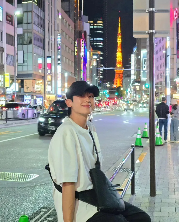 丁海寅對著鏡頭露出招牌的「小狗微笑」。翻攝丁海寅IG