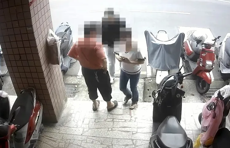 張姓車手向被害人收取款項。警方提供