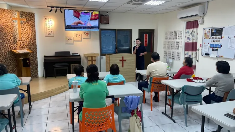 三峽警昨天在轄內一處教會宣導反詐。警方提供