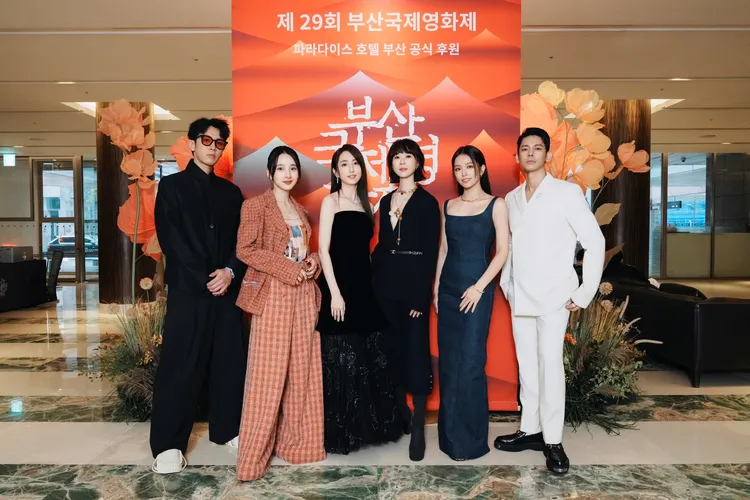 柯震東（左起）、李沐、柯佳嬿、謝盈萱、宋芸樺和林柏宏參加釜山影展。台北電影節提供