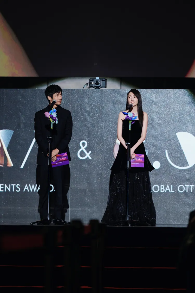 柯佳嬿(右)受邀擔任ACA評審，和西島秀俊(左)合體頒發最大獎。台北電影節提供
