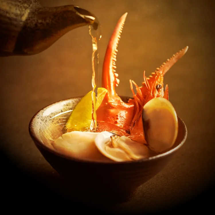 搭載《Fine;Dining》套餐首次亮相的土瓶蒸，嚴選蟹腳、蛤蜊與北海道生食級干貝等頂奢食材，以蒸煮方式提煉每口清爽甘甜的食材精華。業者提供