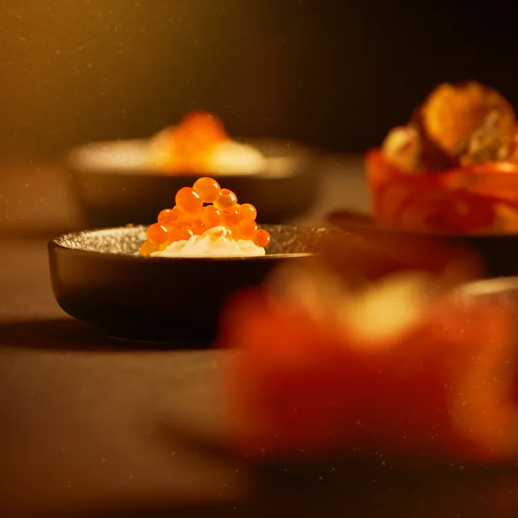 《Fine;Dining》套餐搭配多道日式職人料理，更貼近感受日本道地氛圍。圖為山藥鮭魚卵佐九孔磯煮。業者提供