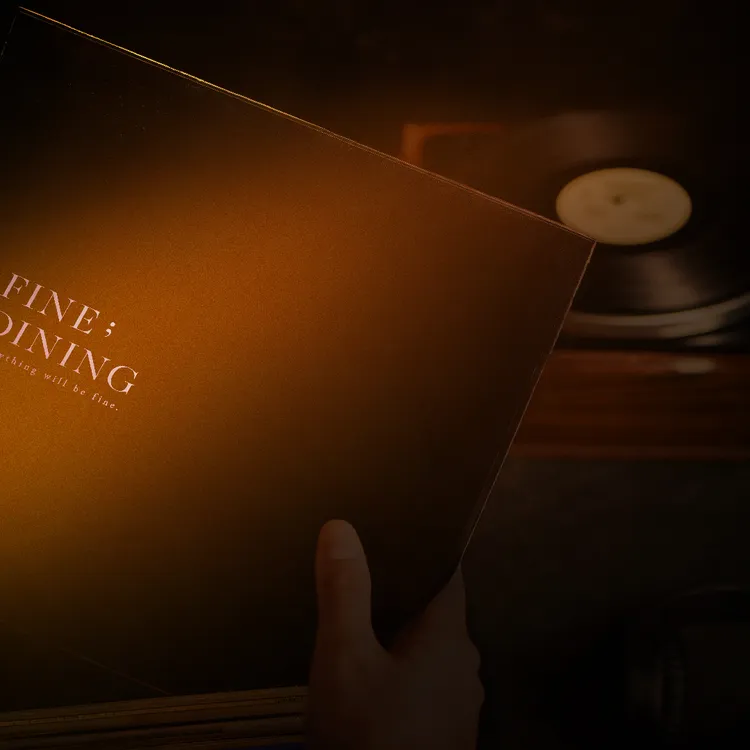 呼應「聽覺」對於心靈的療癒與治癒渲染力，Extension 1 by 橘色x 民生電氣《Fine;Dining》聯名套餐以黑膠唱片作為菜單視覺，為沈浸式體驗再添細膩巧思。業者提供