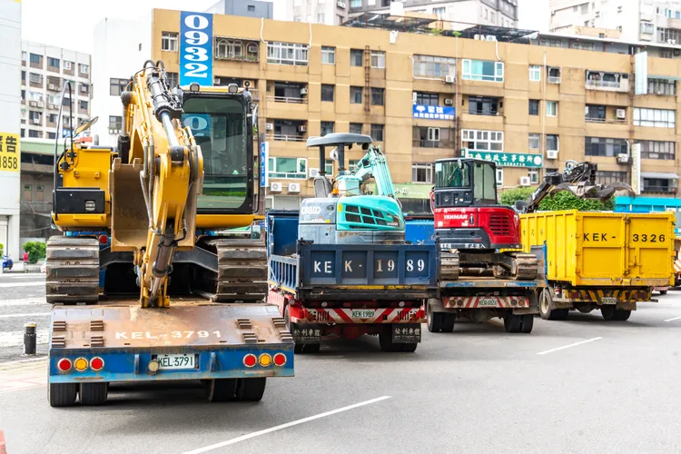桃園市府出動22輛機具及25名人力赴基隆救援。桃園市府提供