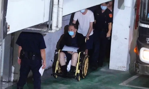 沈慶京延押庭攻防逾3小時!微笑揮手還押北所 29日前裁定