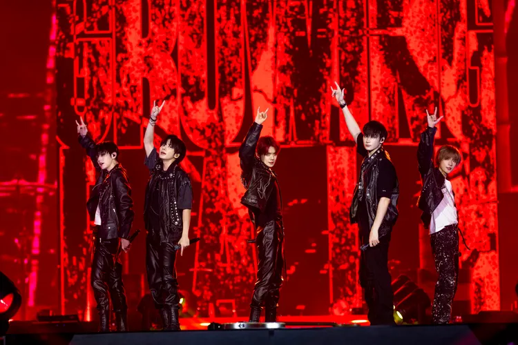 TXT秀彬（左起）、太顯、然竣、休寧凱、杋圭熱力開唱。遠雄創藝提供