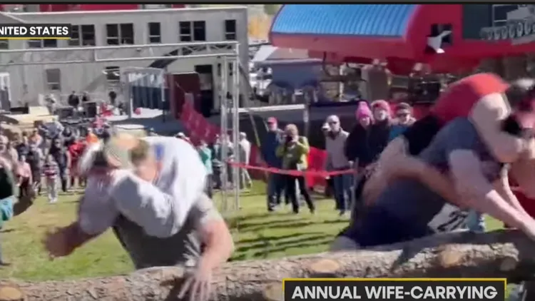 參賽著必須背著老婆越過圓木。翻攝自Wion