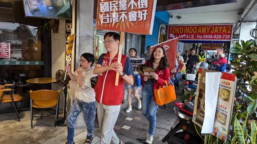 李明璇砲轟「ㄐㄐ黨」窩囊 被民進黨餵狗糧就開心張口