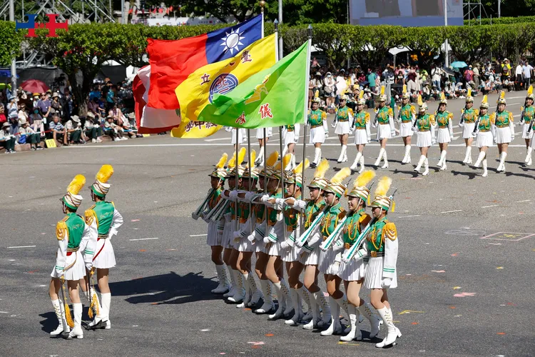 北一女中結合樂儀旗隊所帶來的「團結一心慶誕辰」表演。取自中華民國 讚國慶臉書官網