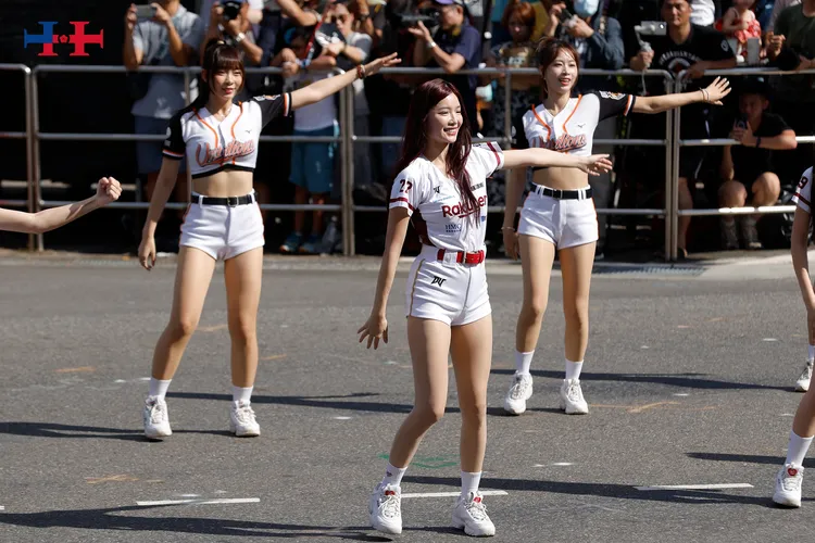 壓軸的是國軍人型氣偶加上中華職棒、中華競技及愛伯特啦啦隊，所帶來「舞動青春 撼動世界」的動感節目。取自中華民國 讚國慶臉書官網