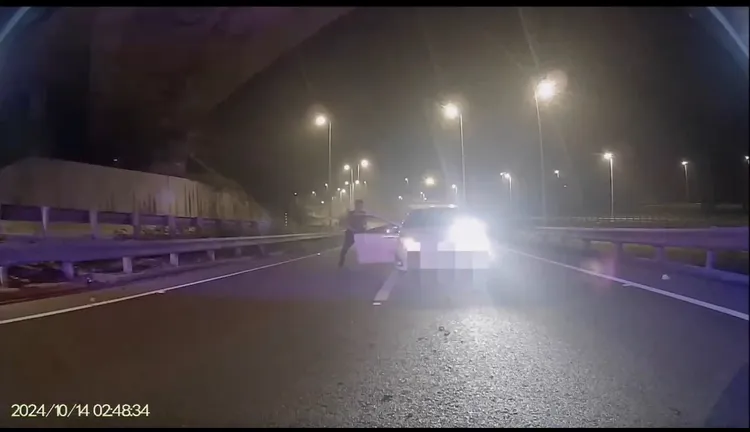 自小客闖紅燈，還不理警方攔查，直接落跑。翻攝畫面