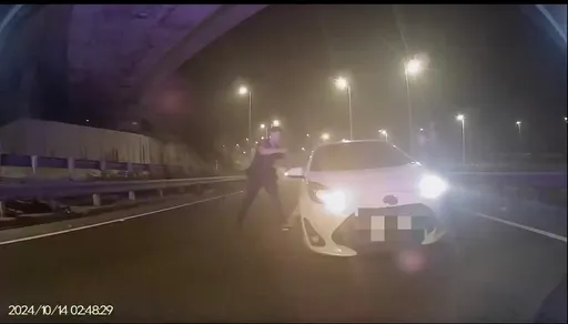 离谱女驾驶闯红灯拒检!逃上高速公路强碰国道巡逻车 警逼停破窗查获这东西