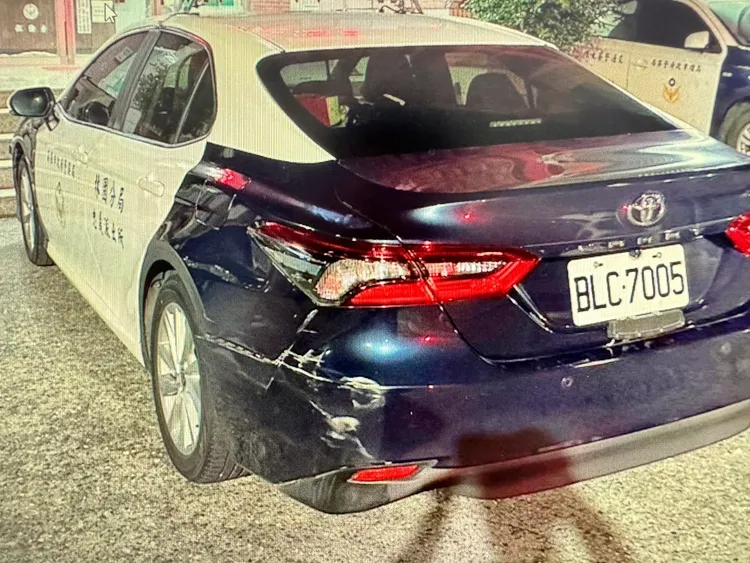 自小客闖紅燈落跑，與國道警察巡邏車發生碰撞。翻攝畫面