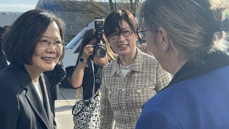 前總統蔡英文16日參訪法國最頂尖學府巴黎-薩克雷大學，深化台法科技學術合作。受校方熱情接待。離開大學時由法國高等教育和研究部前部長荷泰佑（右，藍衣者）。中央社