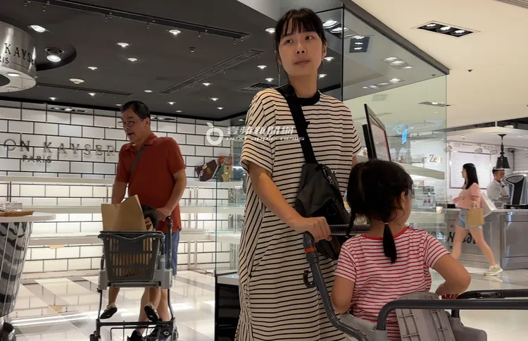 周亭羽與大女兒魯拉拉當天穿條紋親子裝。特勤中心攝