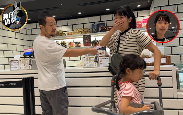 九把刀帶一家人在微風廣場買麵包，老婆及女兒穿條紋母女裝很可愛。特勤中心攝