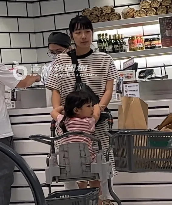 隨後周亭羽又到處觀看，接著走到冰淇淋店。特勤中心攝