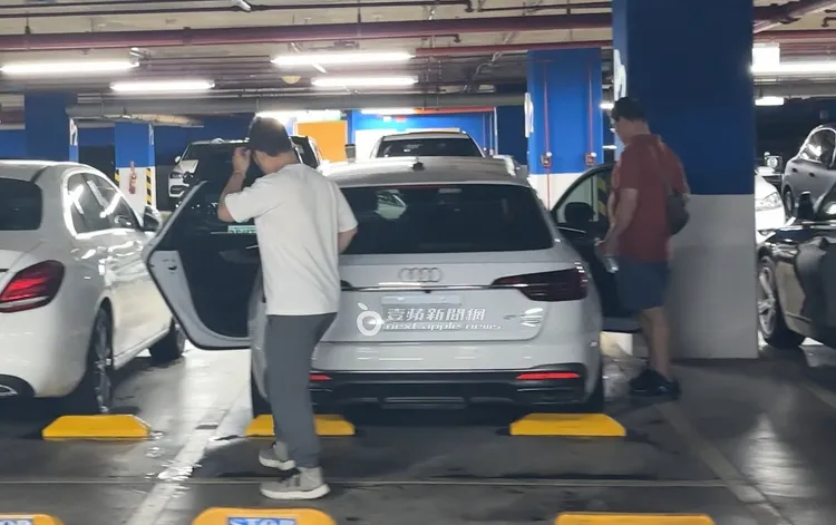 將岳父及戰利品安置好，九把刀連忙再到後座確認老婆女兒是否已坐好。特勤中心攝